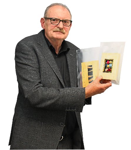 Der Haiterbacher Künstler Hermann Künert stellt von ihm geschaffene Postkarten in den Räumen der VHS  aus.  Foto: Geisel Foto: Schwarzwälder-Bote