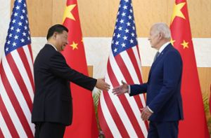Keine Selbstverständlichkeit: Xi  und Biden begrüßen sich per Handschlag – und lächelnd. Foto: dpa/Alex Brandon