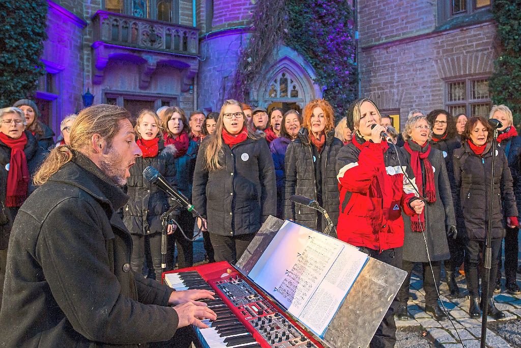 Der Gospelchor Bisingen unter der Leitung von Jörg Sommer (am Keyboard) gab ein Konzert im Burghof und gestaltete den Abschlussgottesdienst mit.