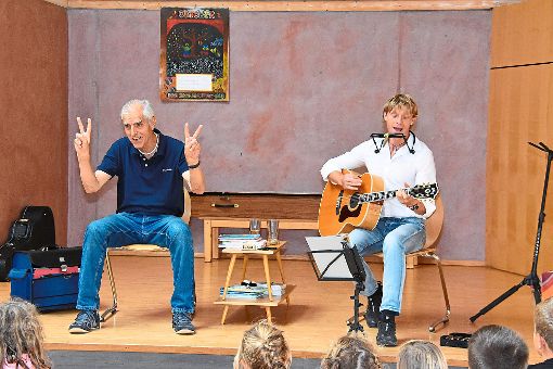 Kinderbuchautor Manfred Mai (links) tritt gemeinsam mit Musiker Martin Lenz auf.  Foto: Baiker Foto: Schwarzwälder-Bote
