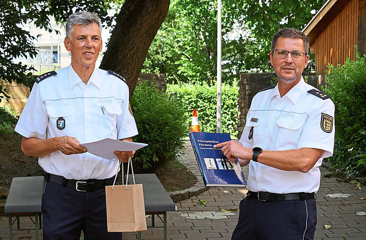Erhard Schulz (links) und der Leitende Polizeidirektor Andreas Bjedov bei der Verabschiedung. Foto: Noah Schulz