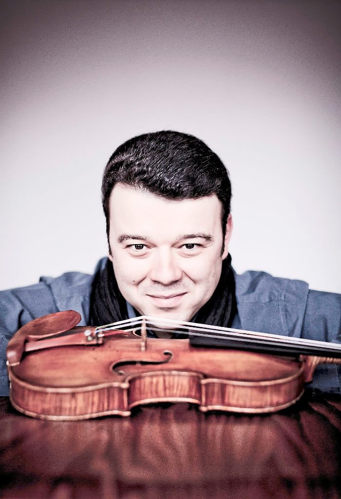 Violin-Virtuose Vadim Gluzman mit seiner legendären Geige, der Auer Stradivarius, die am 16. August  in  Nagold zu hören sein wird.