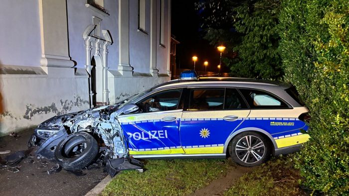Blaulicht aus Stuttgart und Region: 16. November: Mit Auto gegen Mauer  geprallt - Nachrichten - Schwarzwälder Bote