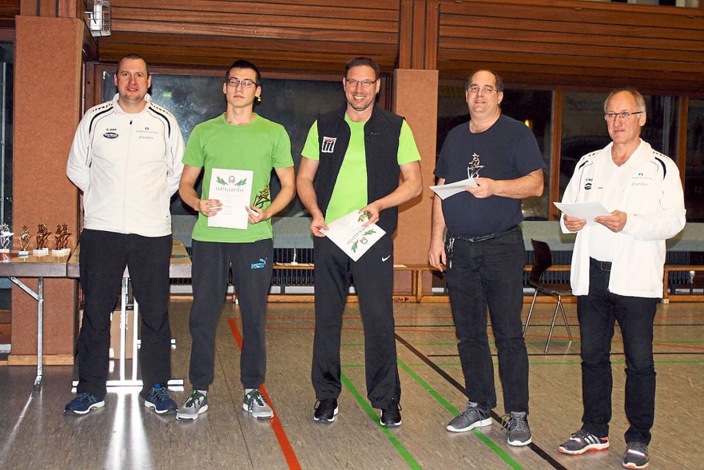 Philipp Rain (Zweiter von links) vom Bogensportclub Blumberg (BSC) wurde bei dem internationalen Turnier in Litzelstetten Dritter, der BSC-Vorsitzende Clemens Benzing (Mitte) siegte. Foto: Benzing
