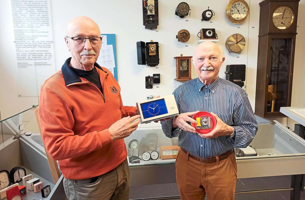 Helmut Deusch (von links) und Siegbert Hils halten in den Händen, was damals die Uhrentechnik revolutionierte. Foto: Becker