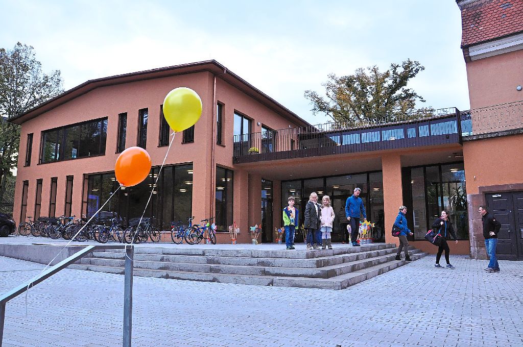 Der Erweiterungsbau ist mit dem Altbau der Grundschule verbunden (rechts). Zur Begrüßung der Besucher wehten dort gestern bunte Luftballons.