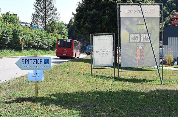 Sanierung Kinzigtalbahn: Schilder an der Straße für Bauarbeiter und Lieferanten