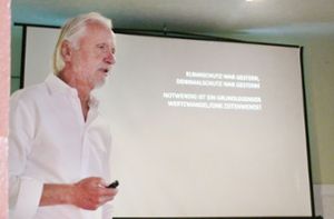Hermann Klos von der Holzmanufaktur beim Vortrag „Denkmalschutz – unsere Kultur - unsere Lebensansprüche“. Foto: Friederichs