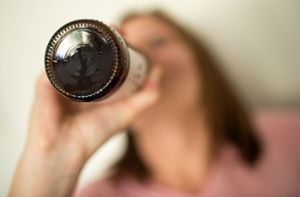 Elf Prozent der Befragten trinkt täglich Alkohol. Foto: Alexander Heinl/dpa