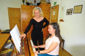 Chiara Gerolymatos, am Klavier mit Yanica Hristova, gibt im Juli ihr erstes Klavierkonzert in Niedereschach. Foto: Bantle