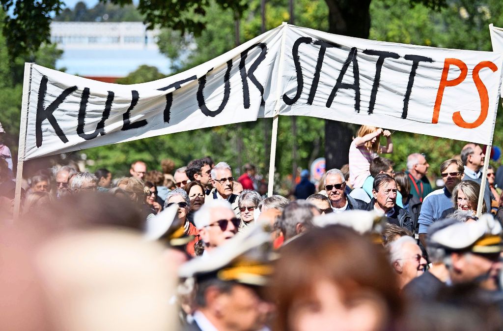 Mitte September in Stuttgart: Nach einem Aufruf von Aufbruch Stuttgart wird auf der Konrad-Adenauer-Straße für „Kultur statt PS“ demonstriert. Foto: dpa