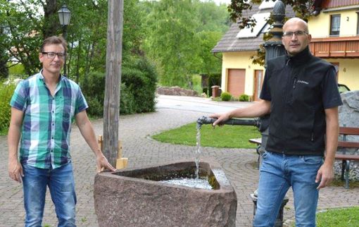 Die BüfE-Vorstände Jochen Auber (links) und Frank Rapp erhoffen sich möglichst viele Besucher beim Bürgerfest am Dorfbrunnen in der Ortsmitte Locherhof. Foto: Herzog Foto: Schwarzwälder Bote