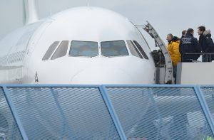 Abgelehnte Asylbewerber steigen am Baden-Airport in Rheinmünster   in ein Flugzeug. Foto: dpa