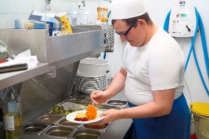 Der  Fohrenhof bietet  Arbeitsplätze für Menschen mit Handicap. Marco Haller arbeitet dort seit 2013 in der Küche.  Foto: Schlenker Foto: Schwarzwälder-Bote