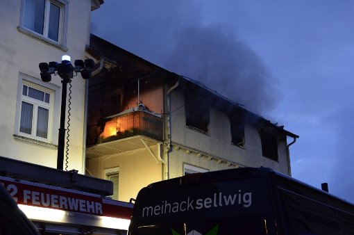 Das obere Stockwerk stand in Flammen, der Dachstuhl hatte ebenfalls Feuer gefangen. Foto: SDMG/Maurer