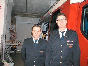 Philipp Ettwein (links) wird nach 13 Jahren Dienst in der Irslinger Abteilung von Kommandant Siegfried Bihl verabschiedet. Foto: Schwarzwälder Bote