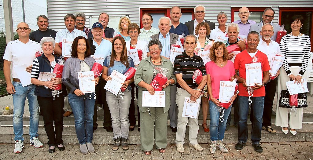 Die 30 Gründungsmitglieder des Tennisclubs Ahldorf erhielten bei der Jubiläumsfeier des Vereins Urkunden. Fotos: Tischbein