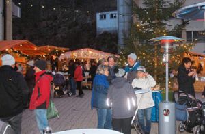 Bei den eisigen Temperaturen war die warme Kleidung das wichtigste, dann konnte man es lange auf dem Gütenbacher Christkindlmarkt aushalten Fotos: Heimpel Foto: Schwarzwälder Bote