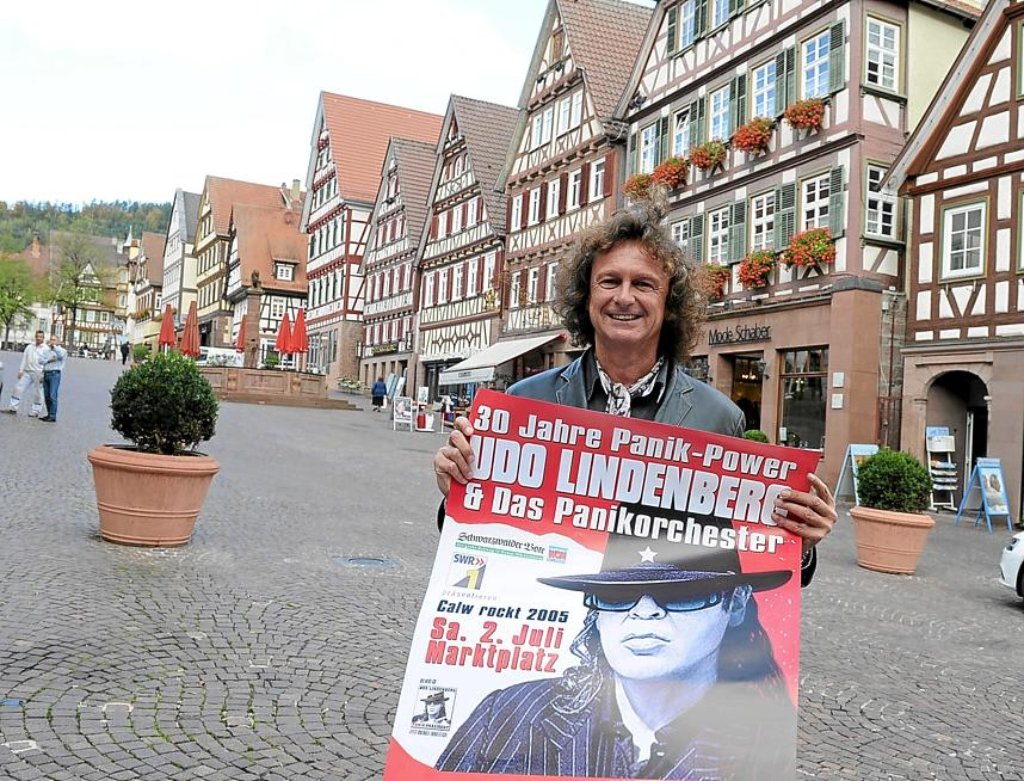 Karl-Heinz Seeger mit dem Plakat, das Udo Lindenbergs ersten Calwer Auftritt 2005 angekündigt hat. Foto: Fritsch