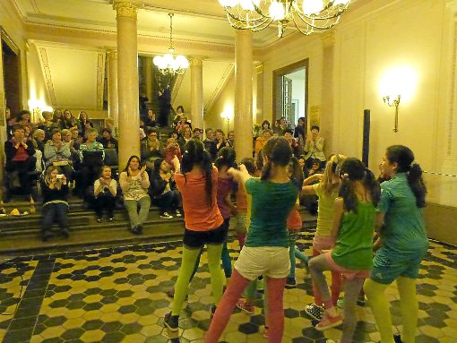Zahlreiche Darbietungen wie die der Tanz-AG des Gymnasiums sorgen auf der Feier zum internationalen Frauentag im Schloss für Unterhaltung. Foto: Lipp
