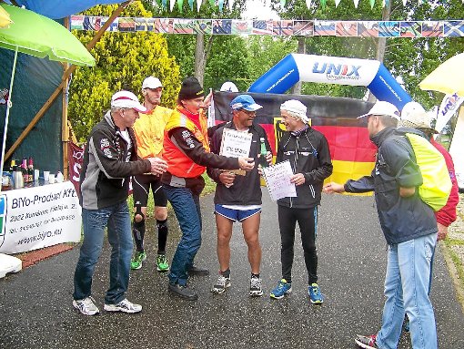 Hans-Jürgen Schlotter (Vierter von links) hat die Herausforderung gemeistert: Am Sechs-Tage-Lauf in Balatonfüred in Ungarn erkämpfte er sich einen Platz auf dem Podest. Das Bild zeigt Schlotter mit der Gratulantenschar beim Weltrekord. Foto: Schlotter
