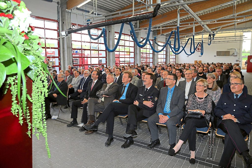 Zahlreiche Festgäste feierten in der geräumigen Fahrzeughalle die Einweihung des neuen Wildberger Feuerwehrhauses.