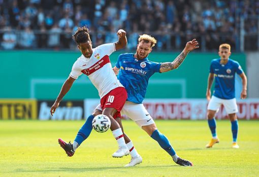 Enge Partie: Rostocks Nils Butzen (rechts) versucht VfB-Spieler Daniel Didavi vom Ball zu trennen.  Foto: Gohlke
