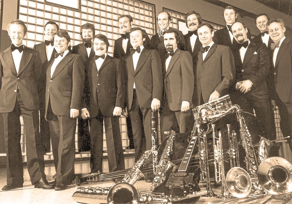 Mit Fliege und dunklen Anzügen zeigen sich die Musiker der Swano Big Band im Jahr 1976. Fotos: Reinhardt