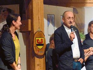 Überraschung für die Schauspieler beim Jugendtheater der Wetti-Zunft Behla: Der Autor des Stückes, Alisan Erdogan (rechts), ist zur Vorstellung gekommen.   Foto: Wetti-Zunft Foto: Schwarzwälder Bote
