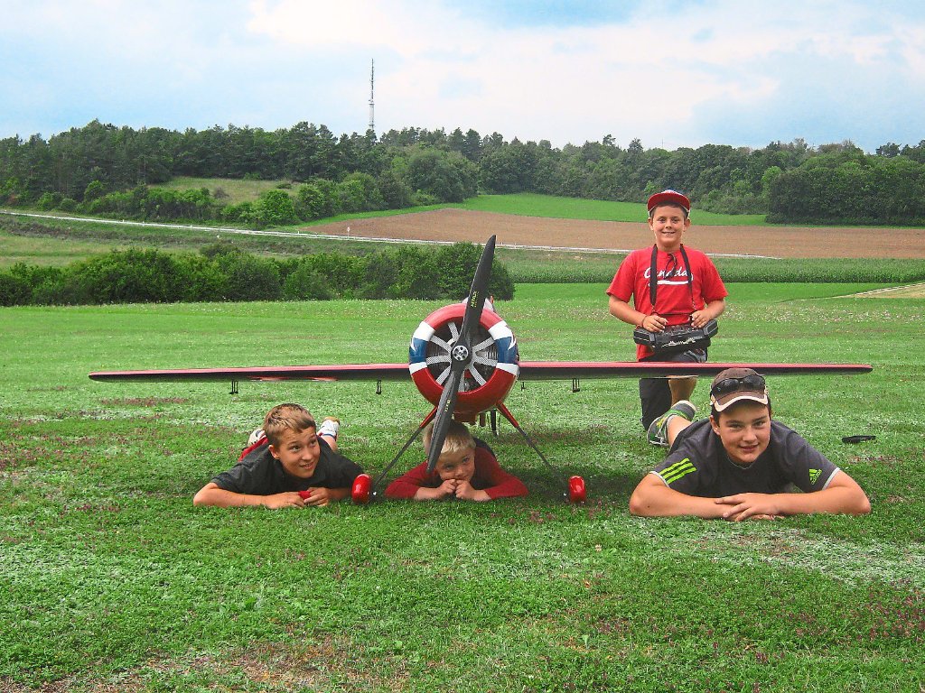 Jugendliche und Erwachsene konnten beim Schnupperfliegen des MFC teilweise zum ersten Mal ein Modellflugzeug in der Luft steuern. Foto: MFC Foto: Schwarzwälder-Bote