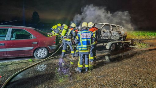 In Offenburg  geriet am Neujahrsmorgen ein auf einem Tieflader abgestelltes Auto in Brand. Foto: Kornmeier / EinsatzReport24