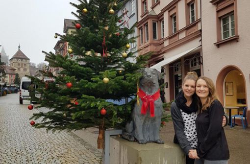 Anja Ulrich (links) hat ihre Freundin Tanja Lütjohann als Lieblingsmensch beim Gewinnspiel des Schwarzwälder Boten nominiert. Die Rottweilerin freut sich auf dem Weihnachtsmarkt über den Gewinn. Foto: Roth