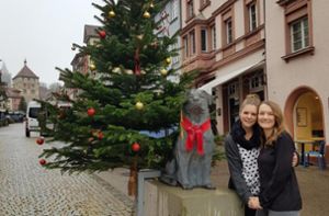 Anja Ulrich (links) hat ihre Freundin Tanja Lütjohann als Lieblingsmensch beim Gewinnspiel des Schwarzwälder Boten nominiert. Die Rottweilerin freut sich auf dem Weihnachtsmarkt über den Gewinn. Foto: Roth