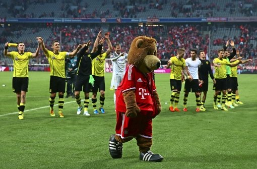 Schwerer Gang für das Maskottchen des FC Bayern München: Nach der 0:3-Niederlage stapft „Bernie“ mit hängenden Schultern an den feiernden Dortmundern vorbei Foto: Getty
