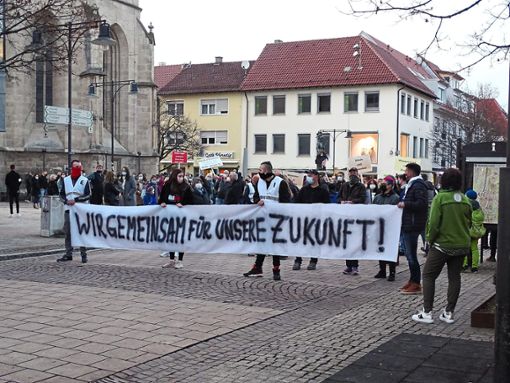 Bei einer Frühlingserwachen-Demo auf dem Balinger Marktplatz halten Teilnehmer ein Banner. Foto: Ungureanu