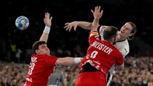 Handball-EM: Deutschland um Juri Knorr (weißes Trikot) setzt sich zum Auftakt  vor Rekordkulisse gegen die Schweiz durch. Foto: dpa/Federico Gambarini
