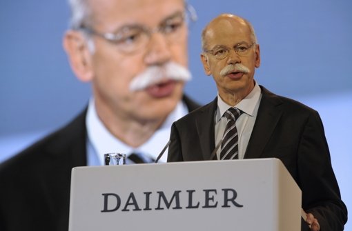 Der Autobauer Daimler, im Bild Konzernlenker Dieter Zetsche, nimmt seine Gewinnziele für 2013 zurück und sucht im gesamten Konzern nach Einsparmöglichkeiten. Foto: dapd