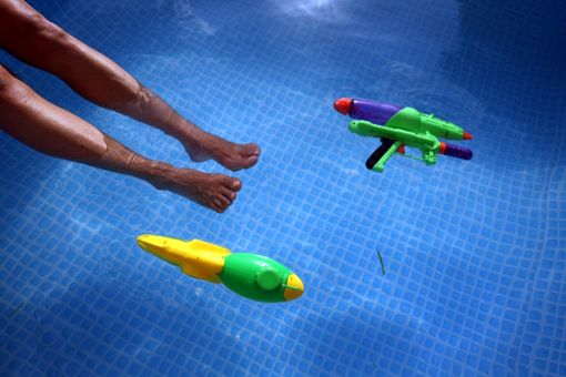 Mit einem Pool im eigenen Garten lauern Gefahren für Kinder. Foto: dpa