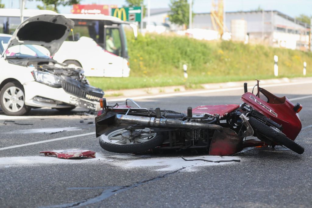 Ein Motorradfahrer ist bei einem Unfall auf der B 33 in Villingen schwer verletzt worden.