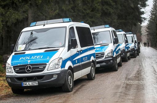 Die Polizei sucht im Neuhäuslewald nach Dirk Brünker. Foto: Eich