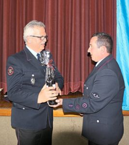 Hubert Kienzle ( links)von der Sulzauer Feuerwehrabteilung erhielt das Deutsche Feuerwehr-Ehrenkreuz. Kommandant Simon Widemann gratuliert. Foto: Bieger Foto: Schwarzwälder Bote