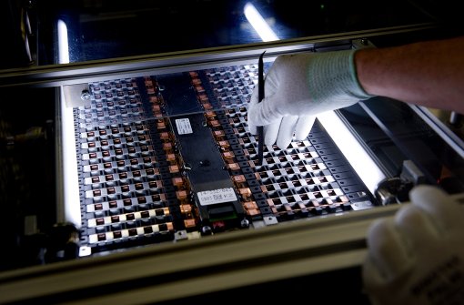 Ein Mitarbeiter der Daimler-Tochter Deutsche Accumotive arbeitet in der Produktion in Kamenz (Sachsen) an einer Zelle. Foto: dpa