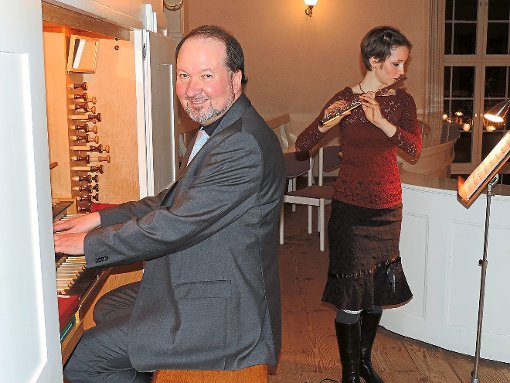 Agnes Suszter mit ihrer Querflöte und Klaus Schüller an der Orgel bereiten den Zuhörern im Kirchensaal  eine besinnliche Stunde.  Foto: Paskal Foto: Schwarzwälder-Bote