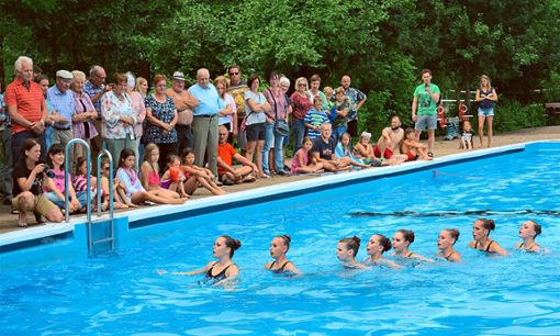 Synchronschwimmerinnen des SSC Schwenningen begeistern beim Freibadfest.  Foto: Zimmermann Foto: Schwarzwälder Bote