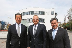 Die Volksbank-Spitze mit Daniel Hirt, Joachim Straub und Ralf Schmitt (von links) strahlt: 2014 ist gut gelaufen.  Foto: Spitz Foto: Schwarzwälder-Bote