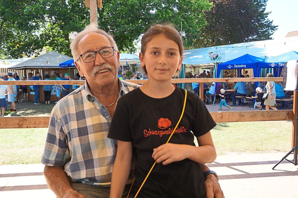 Gemeinsam gibt es auf dem Bachfest viel zu erleben und zu entdecken: Opa Josef Knöpfle mit Enkelin Lia.