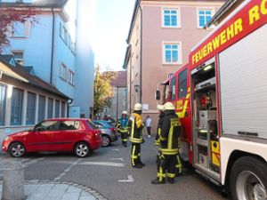 Einsatzkräfte der Rottweiler Feuerwehr kommen aus dem Gebäude St. Anna (blaues Haus). Foto: Alt