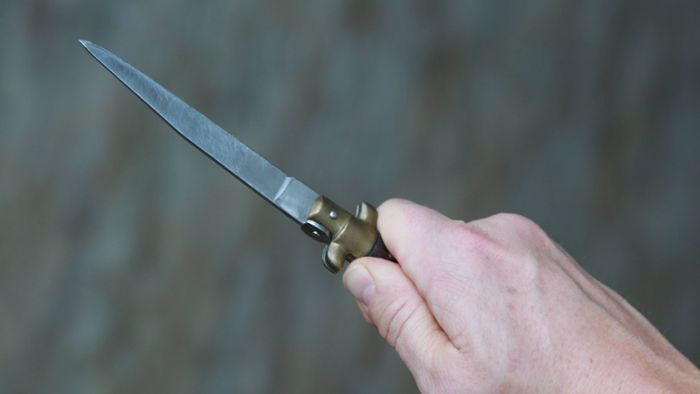 Mit Messer Bewaffneter bedroht Passanten – Zeugen gesucht