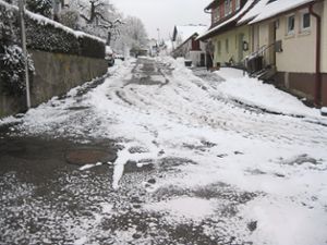 In diesem kritischen Kurvenbereich liegt noch der Schnee auf der Straße. Foto: Steinmetz