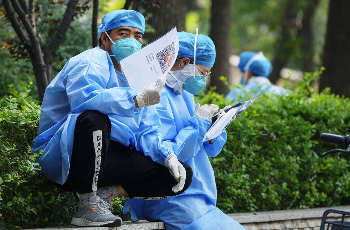 Mitarbeiter des Gesundheitswesens in Schutzkleidung. PCR-Massentests sind in China nach wie vor an der Tagesordnung. Foto: dpa/Andy Wong